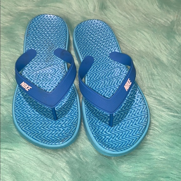 blue nike flip flops